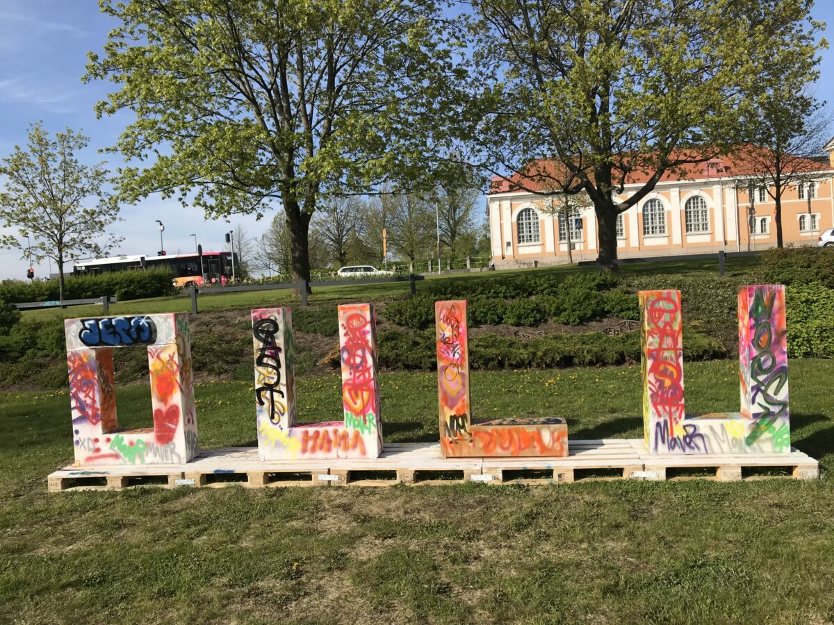 Kuvassa värikkäät, vanerista rakennetut ja kaupunkilaisten spray-maalaamat Oulu-kirjaimet pystytettynä Madetojan puistossa.