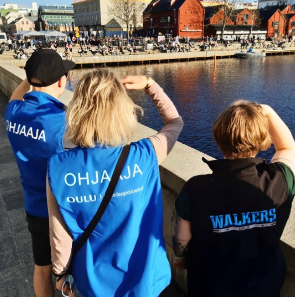 Kolme nuorisotyöntekijää jalkautuneena Oulun torille.