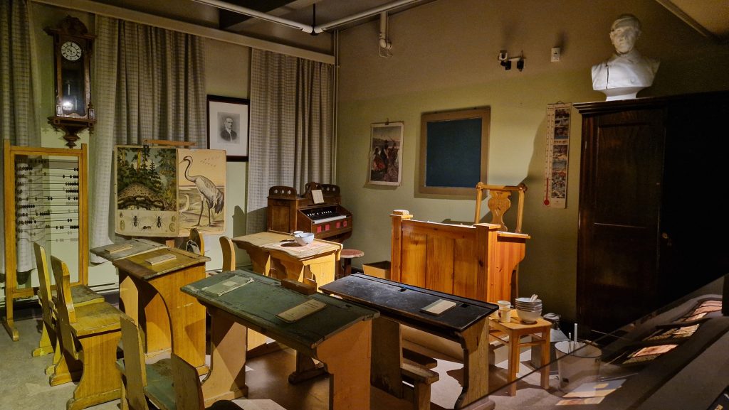 Pohjois-Pohjanmaan museo havainnollistaa sitä, miltä luokkahuoneet näyttivät 1930-luvulla.