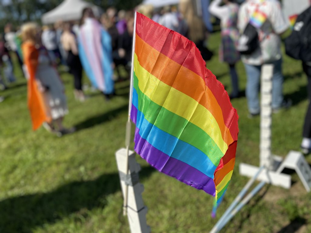 Pride-lippu liehuu Hollihaan puistossa.