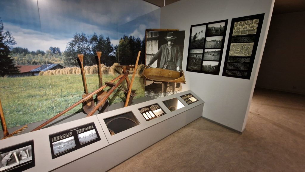 Pohjois-Pohjanmaan museo esittelee maanviljelyn historiaa esineistön ja tekstitaulujen avulla.