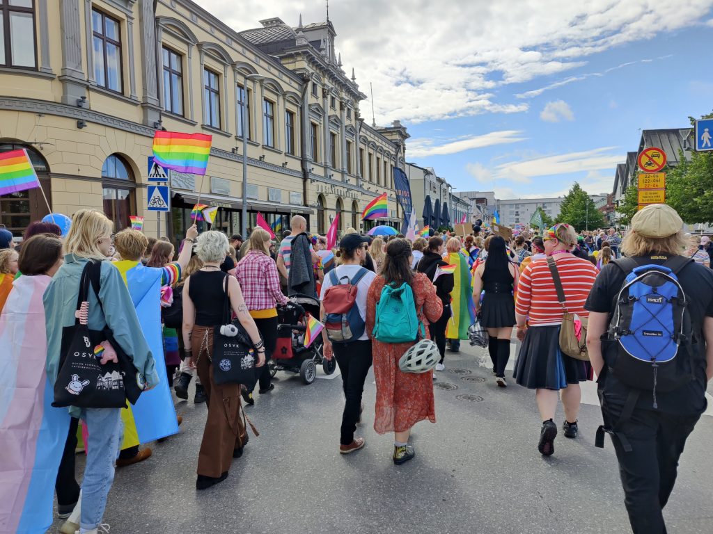 Ihmisiä Oulun Pride-kulkueessa.
